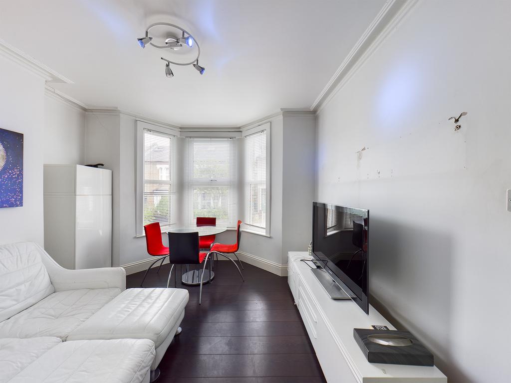 Burnhill Rd, Beckenham BR3 1 bed flat £1,100 pcm (£254 pw)