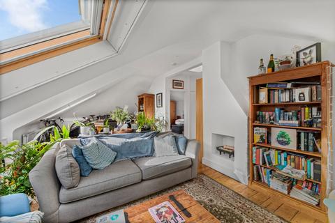 2 bedroom flat to rent, Oakhill Road, London