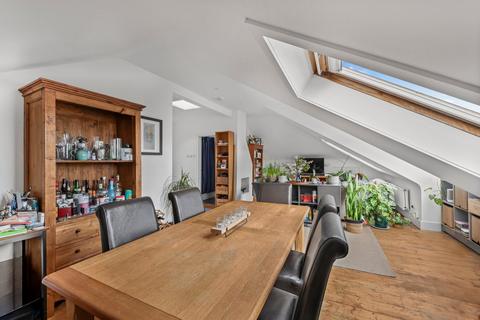 2 bedroom flat to rent, Oakhill Road, London