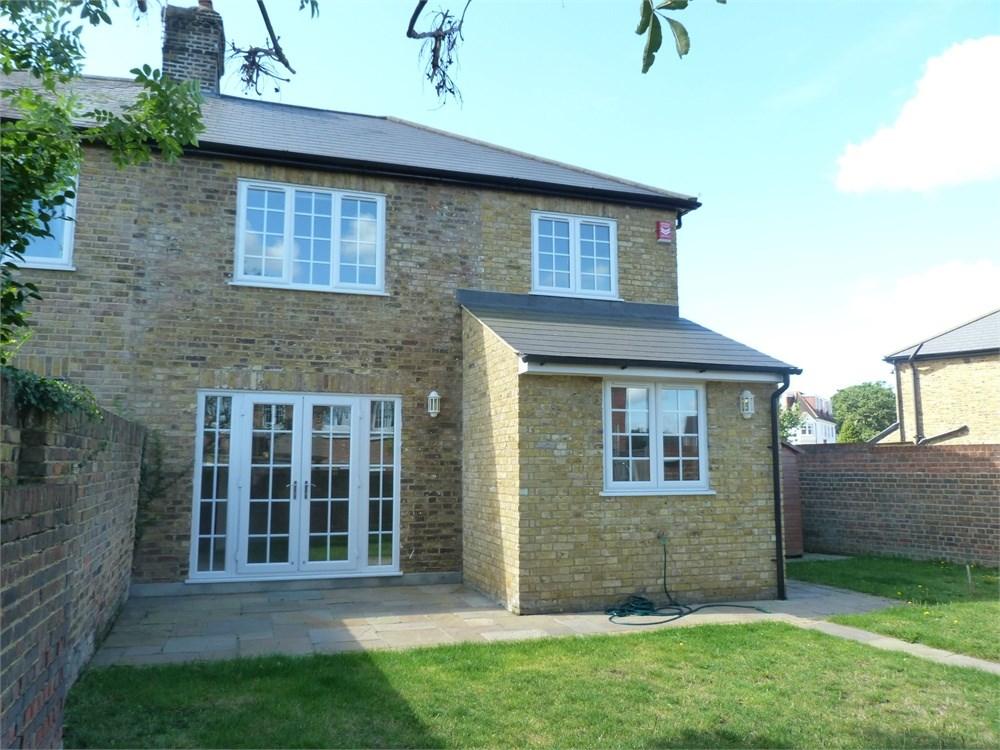 Queens Road, Hersham, WALTONONTHAMES, KT12 3 bed semidetached house