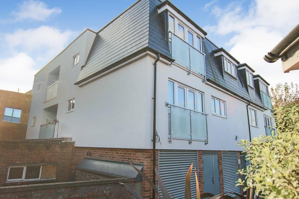 London Road, East Grinstead, RH19 1 bed flat £175,000