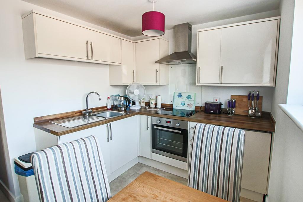 London Road, East Grinstead, RH19 1 bed flat £175,000