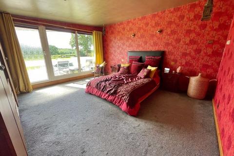 3 bedroom detached house for sale, Wrexham Road, Pentre Bychan, Wrexham