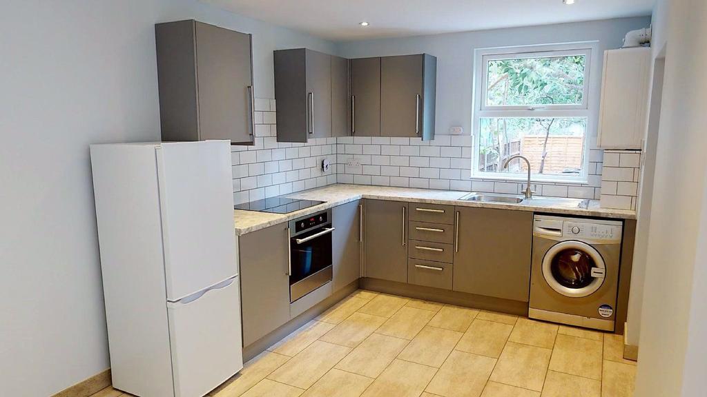 Woodhouse Road E11 1 bed flat £1,100 pcm (£254 pw)