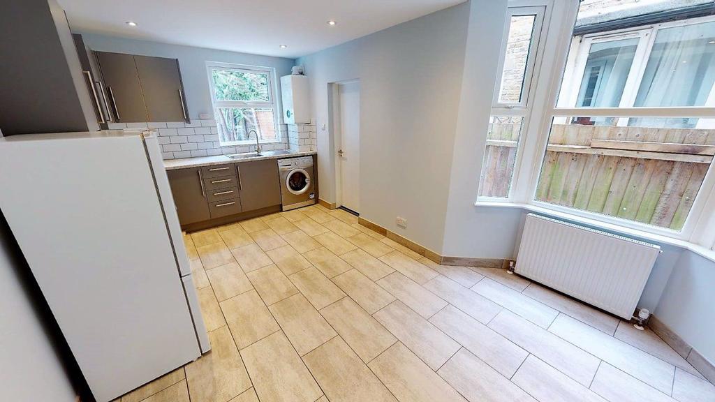 Woodhouse Road E11 1 bed flat £1,100 pcm (£254 pw)