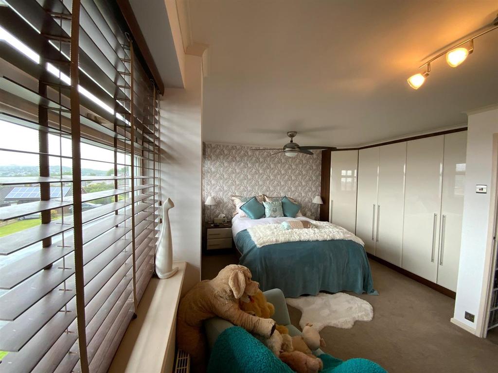 Fir Tree Crescent, Dukinfield, Cheshire 3 bed semidetached house £265,000