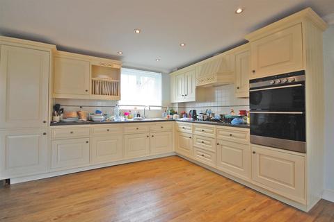 2 Chestnut Avenue, Great Notley, Braintree, CM77 7YJ