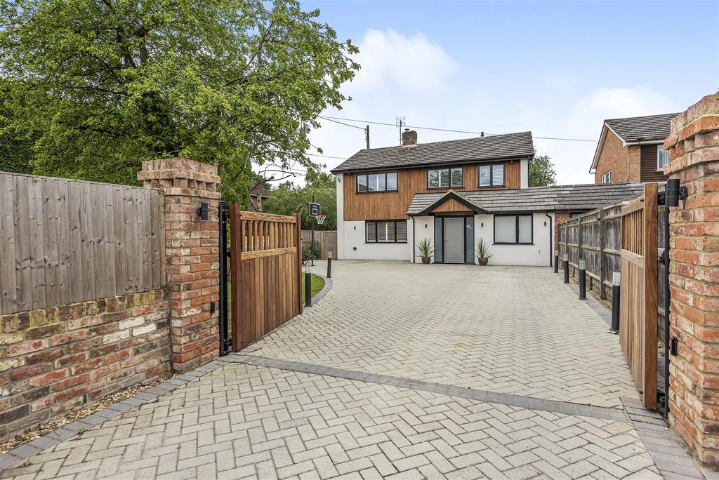 Bearwood Road Wokingham, Berkshire, RG41 4TB 4 bed link detached house