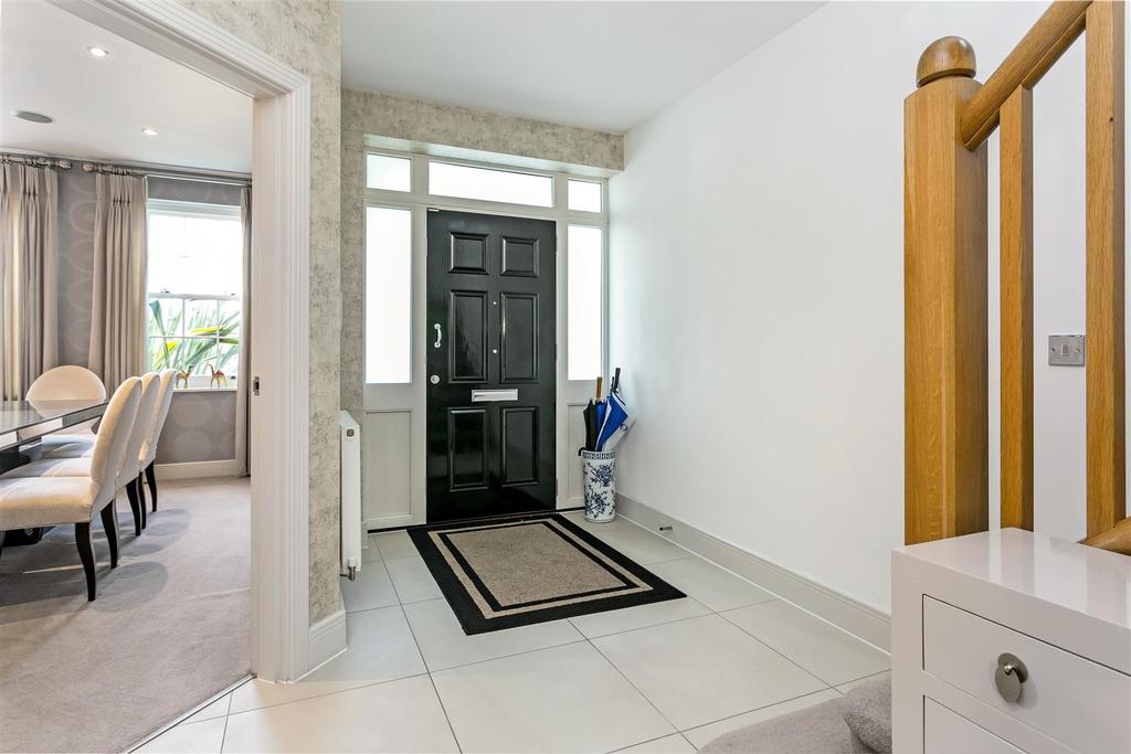 Sovereign Mews, Ascot 5 bed semidetached house £5,500 pcm (£1,269 pw)