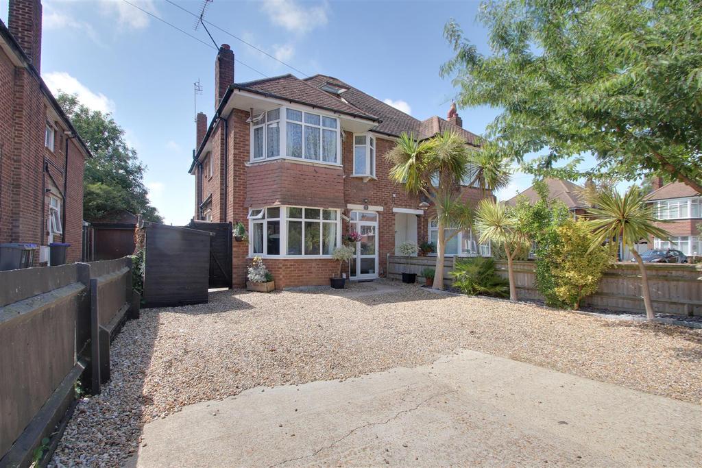 Douglas Close, Worthing 5 bed semidetached house £550,000