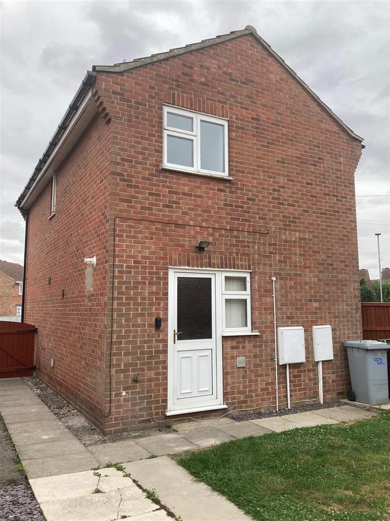 Willow Road, New Balderton, Newark 3 bed detached house £850 pcm (£