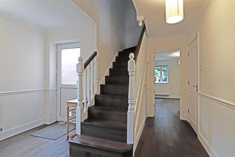 2 Cavendish Road, Redhill, RH1 4AE