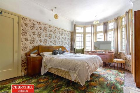 36 Forest Edge, Buckhurst Hill, IG9 5AA