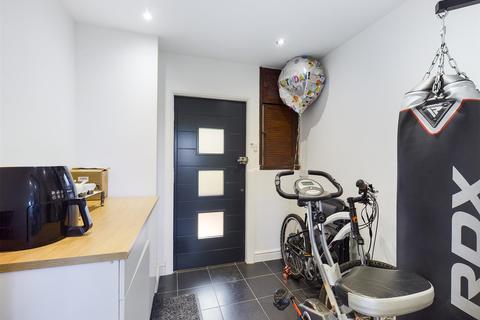 33 Claygate Crescent, New Addington, Croydon, CR0 0RA