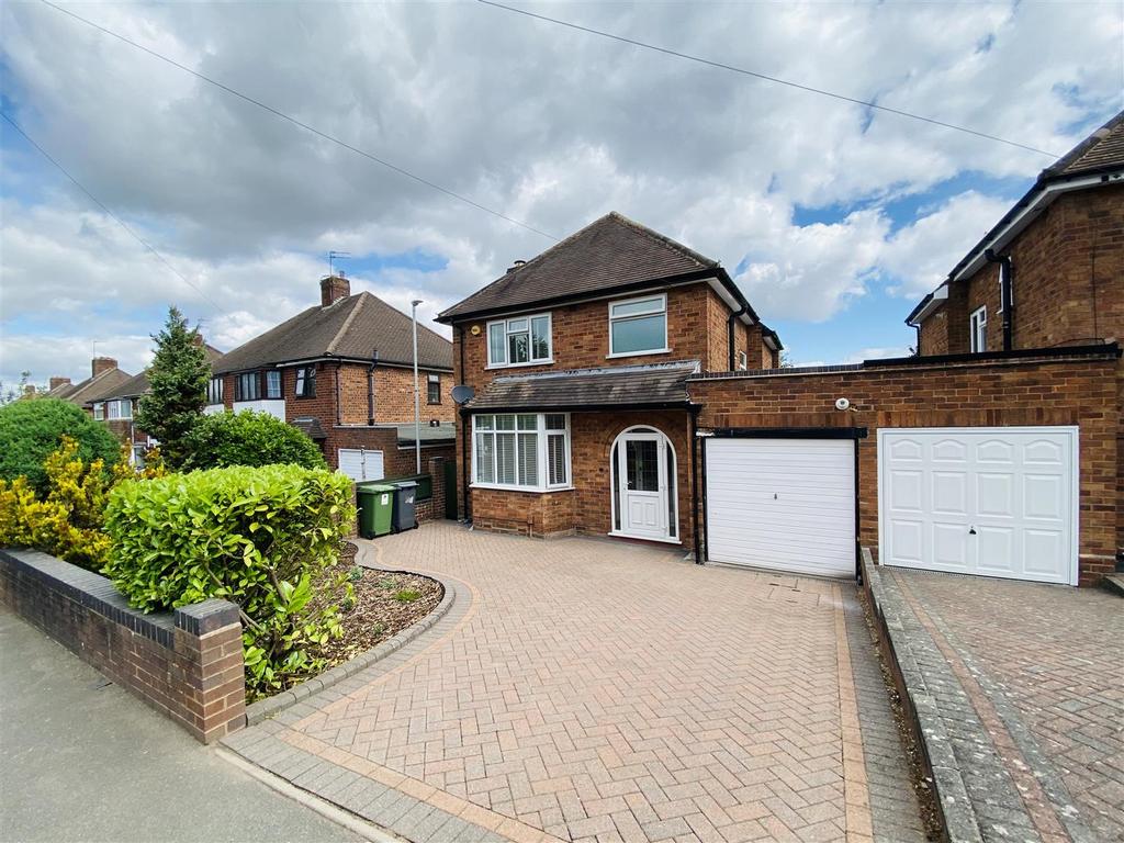 23 Brenton Road, Penn, Wolverhampton 3 bed detached house to rent £