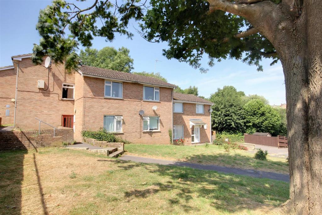 St. Road, Dursley 2 bed apartment £137,000