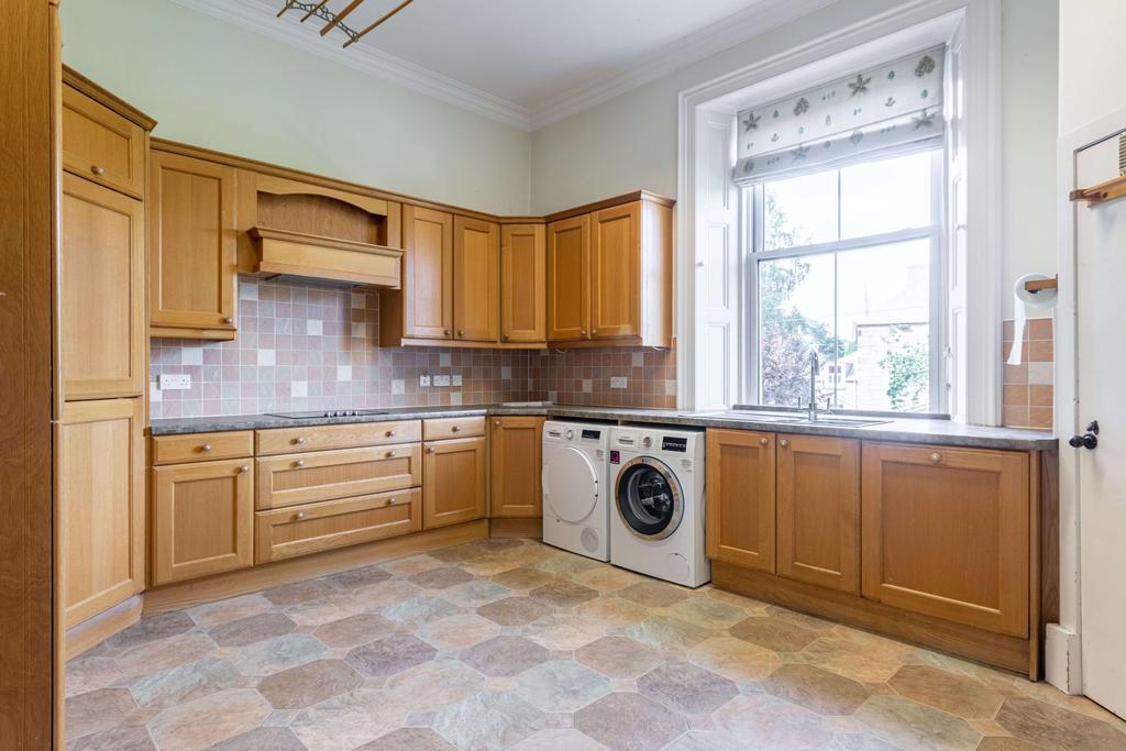 Cluny Gardens Edinburgh EH10 6BJ... 5 bed flat £1,500 pcm (£346 pw)