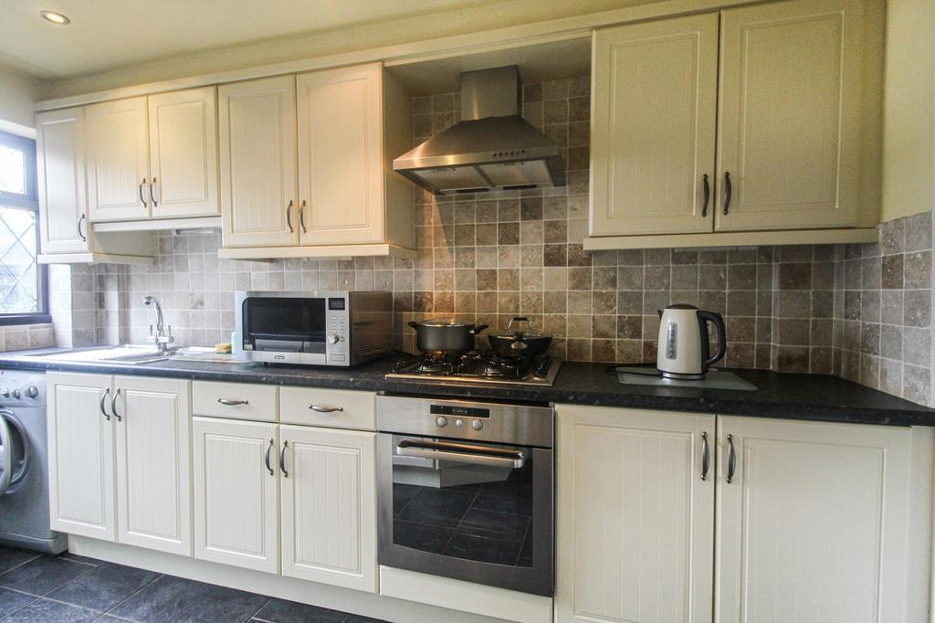 Kirklees Drive, Farsley, LS28 4 bed detached house £325,000