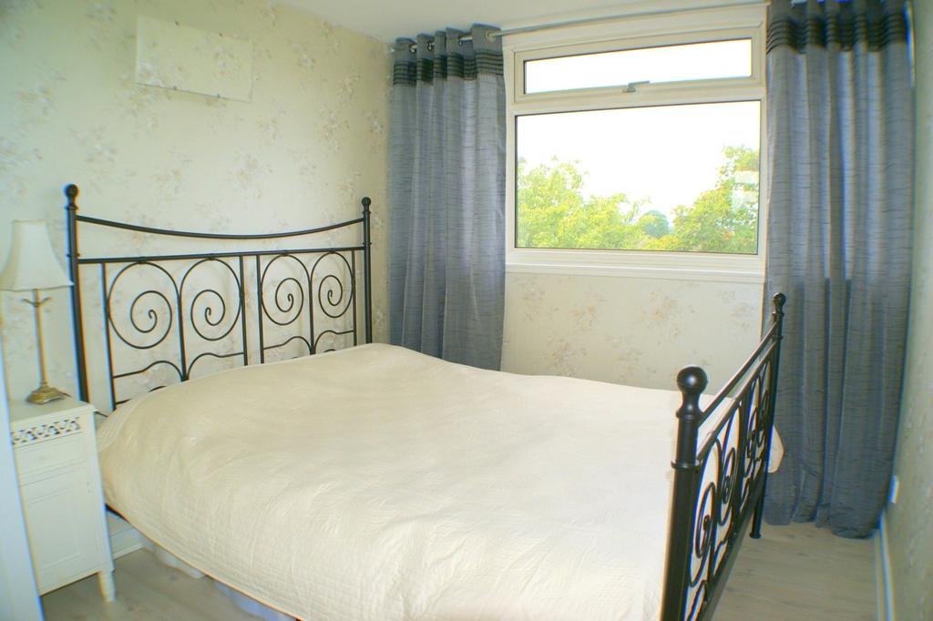 Athlone Square, Ward Royal, Windsor... 2 bed parking £1,250 pcm (£288 pw)