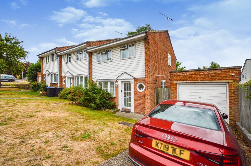 De Lara Way, Woking, Surrey, GU21 3 bed end of terrace house to rent