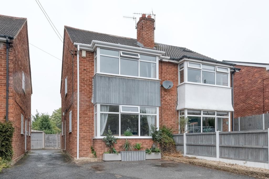 Woodrow Lane, Catshill, Bromsgrove, B61 0PS 3 bed semidetached house