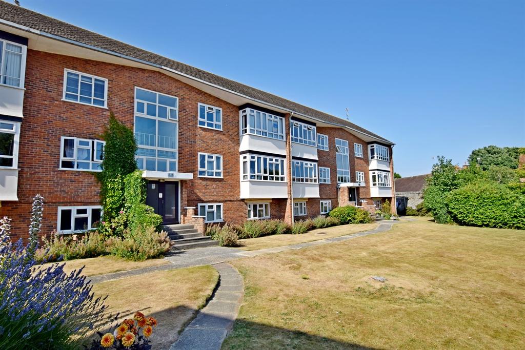 11 Turret House, Limmer Lane, Bognor Regis, PO22 3 bed flat £1,295