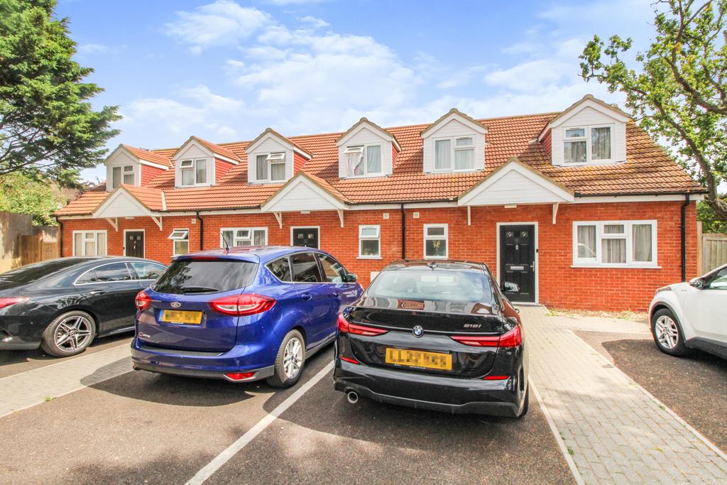 Staple Close, Romford RM5 3 bed end of terrace house - £1,450 pcm (£335 pw)