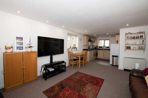 2 bedroom flat to rent, Lever Court, Salford