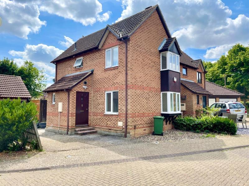 Pleshey Close, Shenley Church End 3 bed semidetached house £1,650