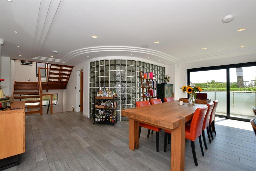 Kitchen/Breakfast Area