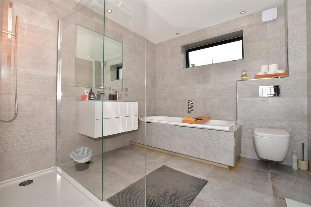 En Suite Bathroom