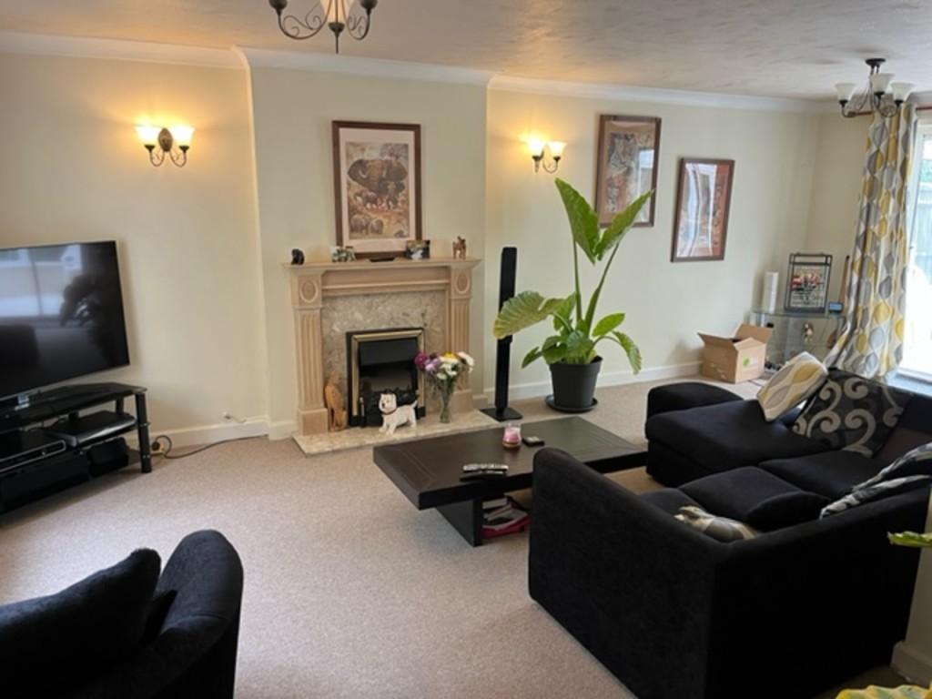 Swansfield, Lechlade 4 bed detached house £1,600 pcm (£369 pw)