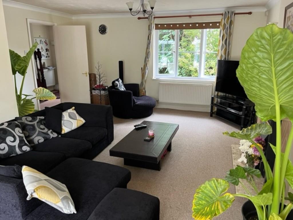 Swansfield, Lechlade 4 bed detached house £1,600 pcm (£369 pw)