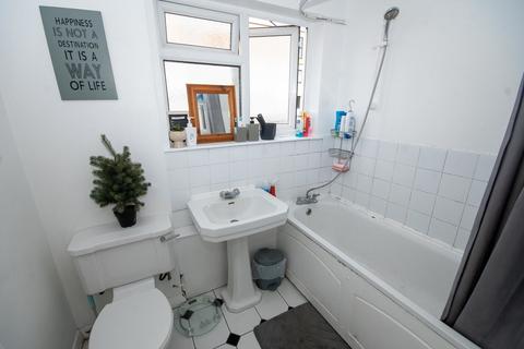 2 bedroom flat to rent, Salisbury House, Ruislip HA4