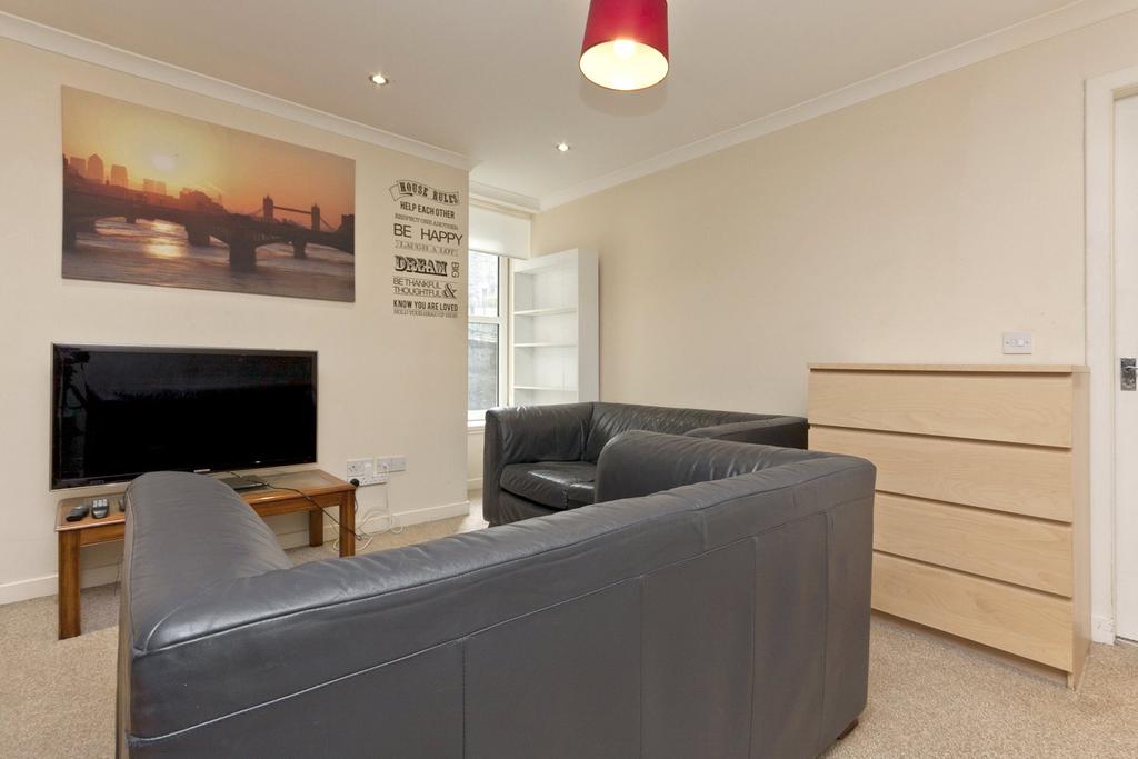 100 Bon Accord Street, City Center, Aberdeen, AB11 3 bed apartment £