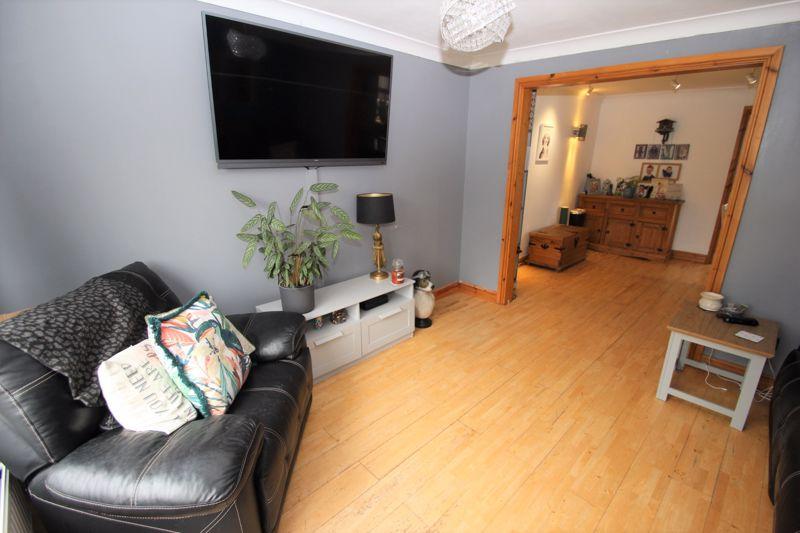 Eden Close, Studley 3 bed semidetached house £294,000