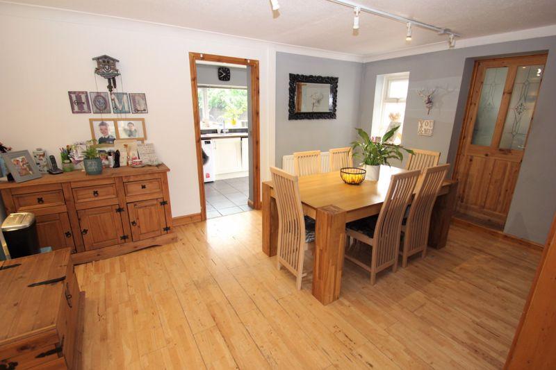 Eden Close, Studley 3 bed semidetached house £294,000