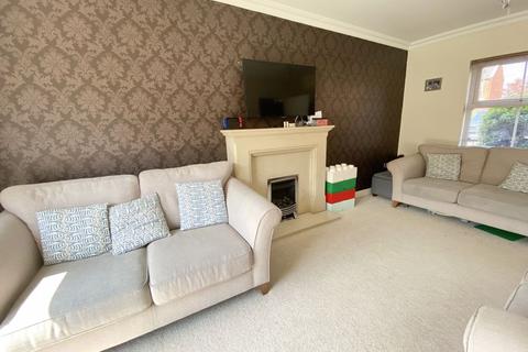 9 Thacker Drive, Lichfield, WS13 6NS