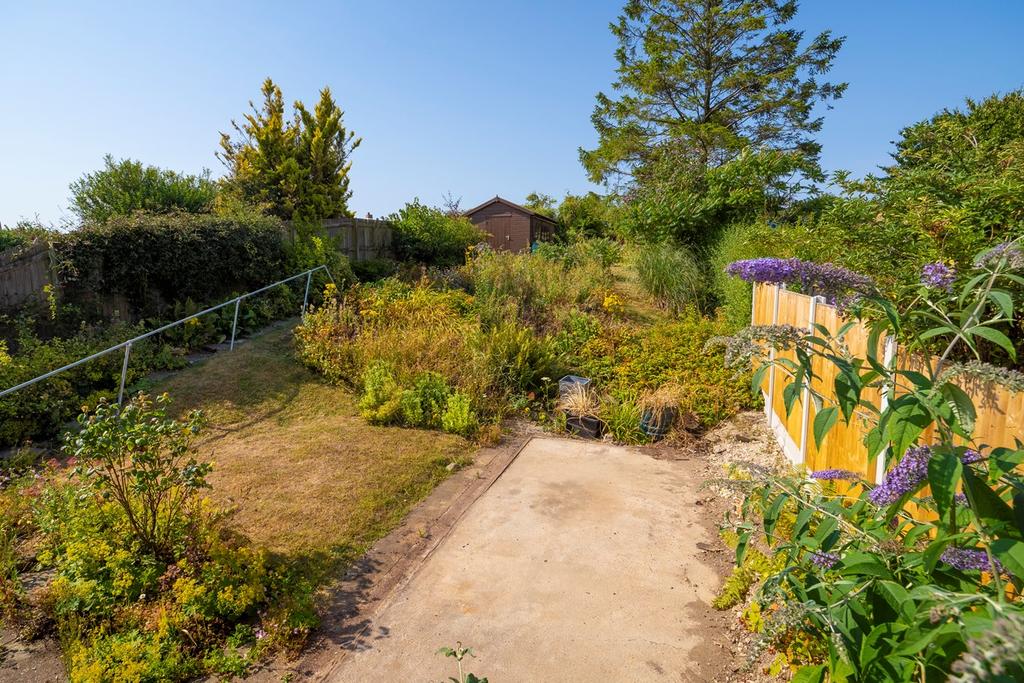 Woodland Road, Lyminge, Folkestone, CT18 2 bed semidetached bungalow
