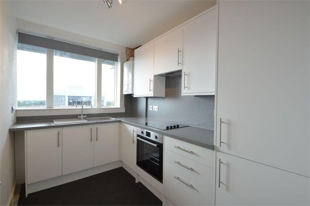 Wellington Close, WALTONONTHAMES, KT12 2 bed flat £1,350 pcm (£312 pw)