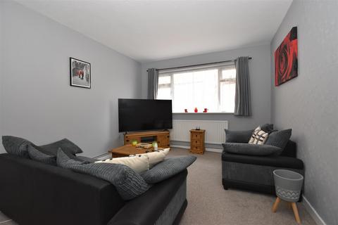 2 bedroom flat to rent, Albert Road, Horley