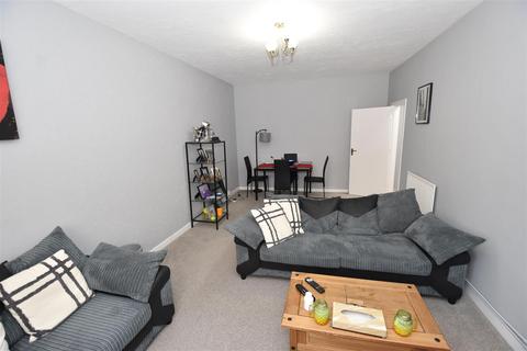 2 bedroom flat to rent, Albert Road, Horley