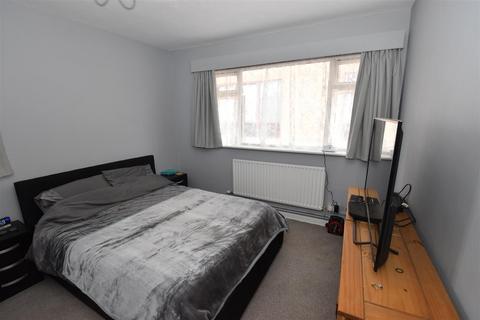 2 bedroom flat to rent, Albert Road, Horley