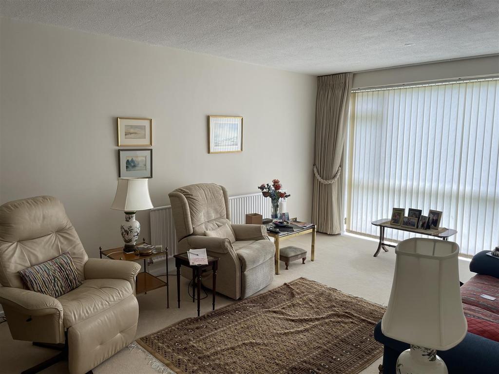 Stratton Close, Edgware 2 bed flat £1,500 pcm (£346 pw)