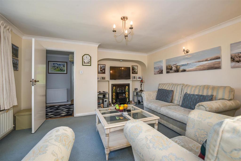 Winchester Gardens, Andover 5 bed detached house £650,000