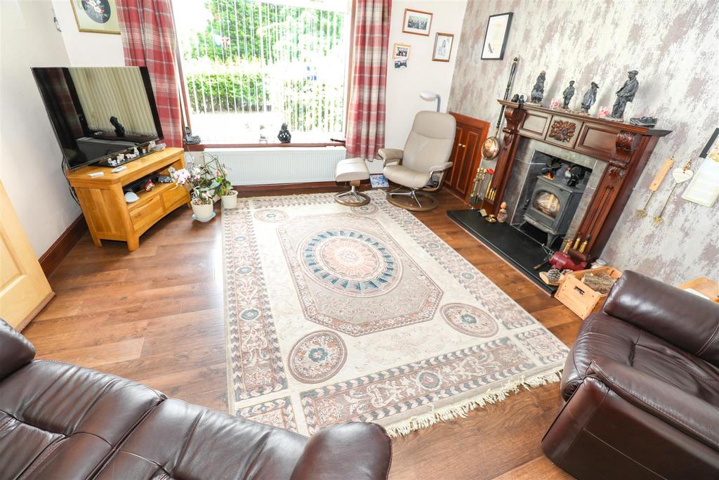 Kennoway Road, Windygates, Leven 3 bed semidetached bungalow £159,995