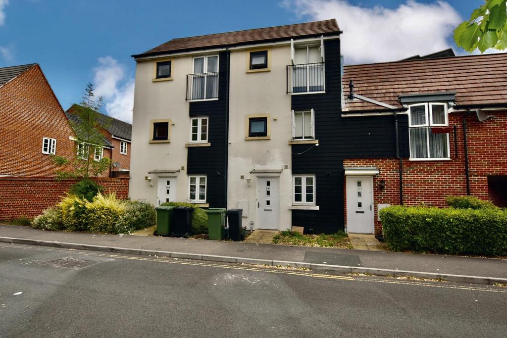 Sinclair Drive, Basingstoke 3 bed end of terrace house £1,350 pcm (£