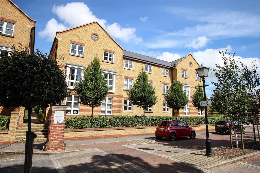 Chapman Way, Haywards Heath 2 bed flat - £1,250 pcm (£288 pw)