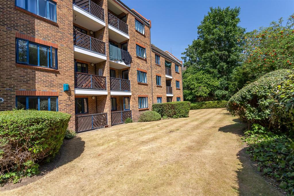 47 Worcester Road, Sutton 2 bed apartment £1,600 pcm (£369 pw)