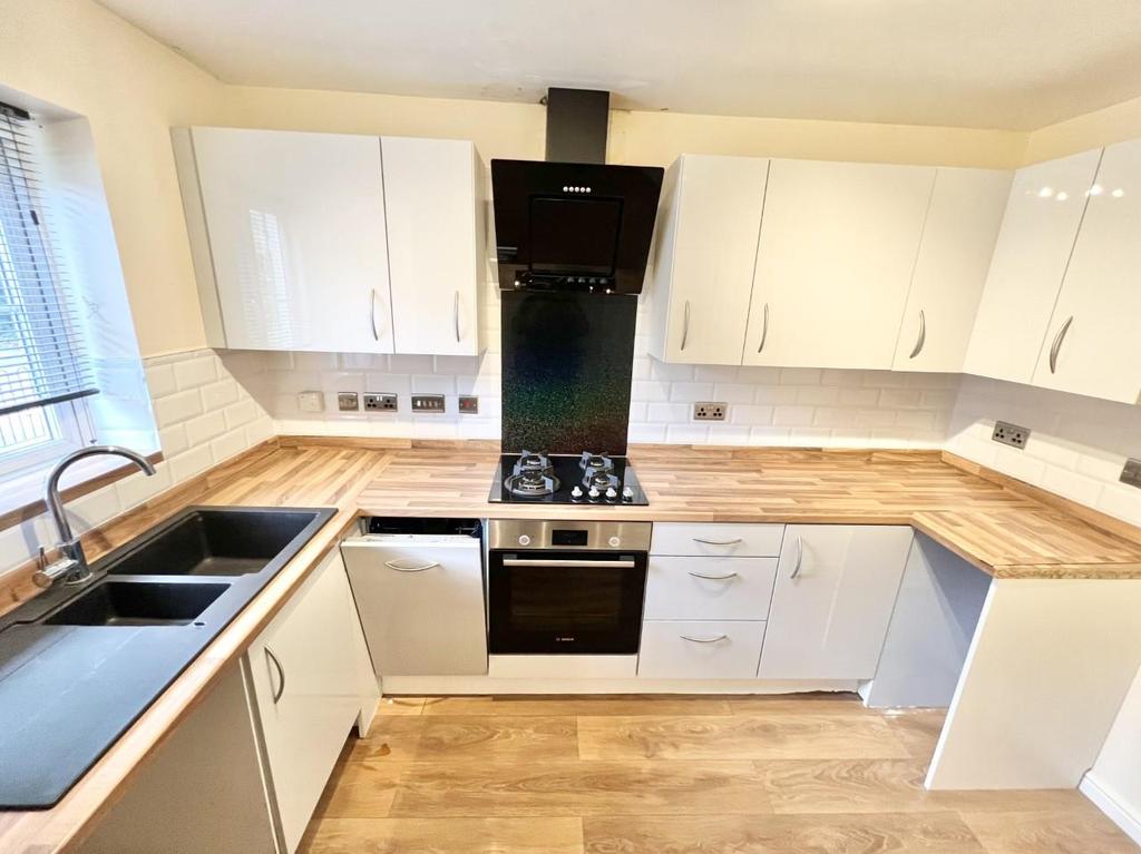 Bryan Budd Close, Rowley Regis 4 bed townhouse £1,000 pcm (£231 pw)
